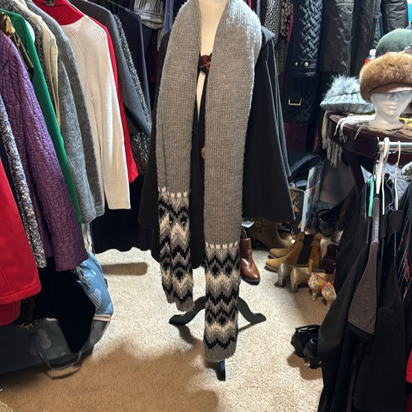 Beautiful long scarf in gray, white, black and silver - Picture 2 of 4